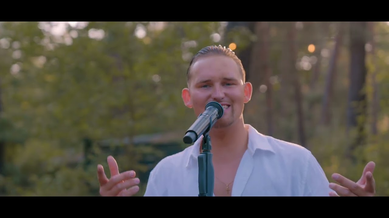Donny den Heijer zingt Poppetjes In Jouw Ogen in warm avondlicht